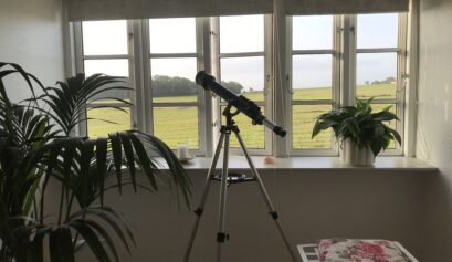 livetstræ og stjernekikkerten. Et godt sted at sove.